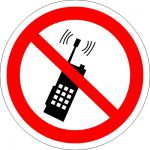 Купить Запрещается пользоваться мобильным (сотовым) телефоном или переносной рацией (пластик) 200*200 мм из серии Знаки безопасности (самоклейка, пластик, металл)